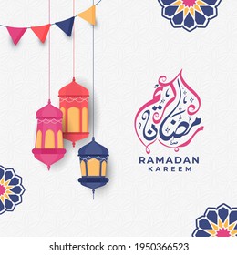 Arabische Kalligraphie von Ramadan Kareem mit Lanterns Hang und Jagdfahnen auf weißem islamischem Muster Hintergrund.