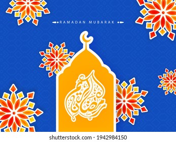 Arabische Kalligraphie des Ramadan Mubarak mit Moschee und floralem Muster auf blauem Hintergrund.