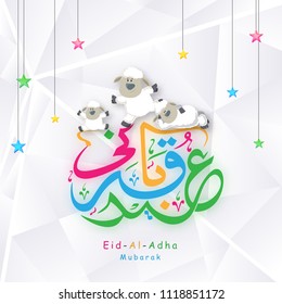Arabischer bunter Kalligrafietext Eid-Al-Adha Mubarak, islamisches Festival des Opferkonzepts mit glücklichen Schafen, hängende Sterne auf abstraktem Hintergrund.