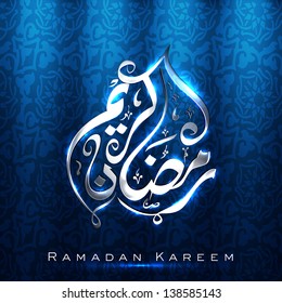 Caligrafía islámica árabe de texto brillante Ramadan Kareem o Ramazan Kareem sobre fondo azul.