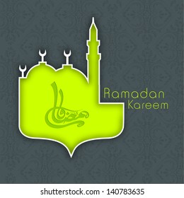 Arabische islamische Kalligrafie des Textes Ramadan Kareem in grüner Moschee auf grauem Hintergrund für Ramadan Kareem .