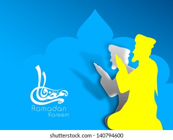Arabische islamische Kalligraphie des Textes Ramadan Kareem mit gelber Silhouette eines muslimischen Mannes in traditionellen Outfits beten auf blauem abstraktem Hintergrund.
