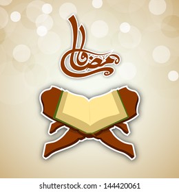 Caligrafía árabe islámica del texto Ramadan Kareem con el libro sagrado de religión abierta Quran Shareef sobre el fondo abstracto.