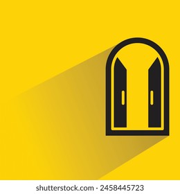 Icono de puerta de arco con sombra sobre fondo amarillo