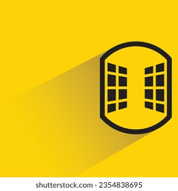 ventana de arco con sombra sobre fondo amarillo