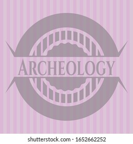 Emblema rosa retro de arqueología. Ilustración vectorial. Detallado.
