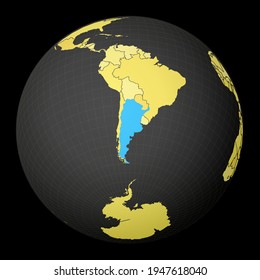 Argentinien auf dunklem Globus mit gelber Weltkarte. Land mit blauer Farbe hervorgehoben. Satellitenweltprojektion im Zentrum Argentiniens. Attraktive Vektorgrafik.