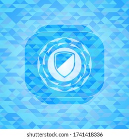 icono de armadura dentro del emblema azul claro con fondo de mosaico triangular. 