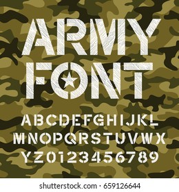 Fonte do alfabeto do exército. Tipo de letras e números angustiados em um fundo camuflado sem costura. Tipografia vetorial para o seu design.