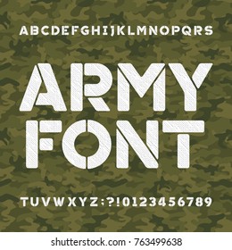 Fonte do alfabeto do exército. Tipo riscado letras e números em um fundo camuflado verde. Tipografia vetorial para o seu design.