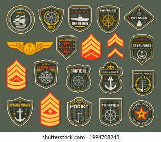 Soldado de las fuerzas navales del ejército, insignias de los marines y correas de hombro. Combatiente de la guardia costera, alta mar de la élite del ejército o oficiales de las fuerzas naurales chevrons con ancla, submarino y acorazado, volante