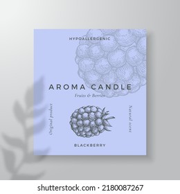 Aroma-Kerze, Vektorgrafik-Vorlage. Blackberry-Duft von lokalen Verkäufern Werbung Design. Die Gestaltung der Skizze ist im Ink-Stil gehalten. Textraum für Naturgeruch-Produkte