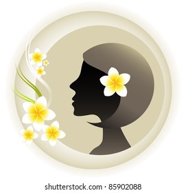 Concepto de estilo de aromaterapia - Silhouette de la cabeza de una mujer con flores frangipanas blancas