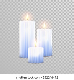 Se montan velas brillantes azules aromáticas. Vector 3D realistas y aislados de velas con llamas ardientes sobre fondo transparente. Diseño de elementos de aromaterapia