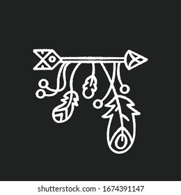 Arrow und Federn amuleten auf schwarzem Hintergrund im Boho-Stil Kreide-Weiß-Symbol. Indisches Indisches Indisches Indisches Indisches Symbol. Ethnische Einrichtung, Charme. Illustration der Vektorillustration einzeln