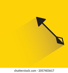 flecha con sombra sobre fondo amarillo