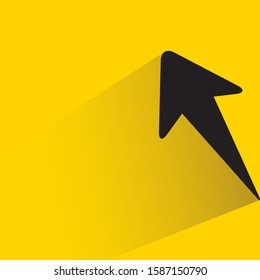 signo de flecha hacia arriba con sombra hacia abajo en el fondo amarillo