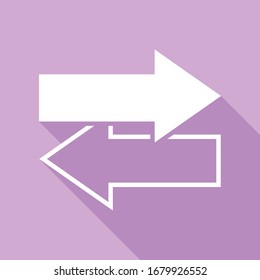 Pfeil links rechts Symbol. Austauschzeichen. Weißes Symbol mit langem Schatten auf violettem Hintergrund. Illustration.