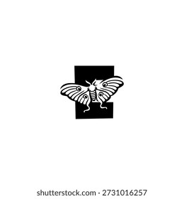 O logotipo da letra artística E combinado com uma silhueta de mariposa-lua. Design vetorial espiritual e boêmio para marcas de luxo, artesãos e lojas místicas.