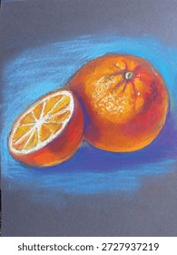 Eine künstlerische Vektorgrafik mit lebendigen Zitrusfrüchten, die im Stil einer handgezeichneten weichen Pastelltöne erstellt wurden. Die Komposition konzentriert sich auf eine ganze, strukturierte Orangenfrucht an der Spitze mit einer detaillierten Scheibe oder halborange darunter positioniert. Das Kunstwerk präsentiert reiche Texturen, die warme Tangerine-, Gelb- und Rottöne auf einem kontrastierenden, kühlen, blauen und dunkelgrauen farbigen Hintergrund vermischen. Die Zeichnung imitiert das Korn aus Pastellpapier mit sichtbaren Strichen und dramatischer Beleuchtung. Diese skalierbare Vektorgrafik eignet sich perfekt für Bio-Lebensmittelverpackungen, künstlerische Menüdesigns, Sommerdrucke, gesunde Lifestyle-Poster und kreative Lebensmittelmarken.