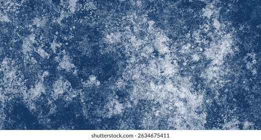 Künstlerische Wandfläche mit verwitterten Blautönen und einem blassen zentralen Merkmal

