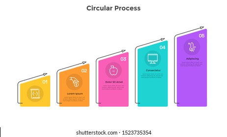 Gráfico de barras ascendente con 5 columnas coloridas colocadas en fila horizontal. Concepto de cinco etapas sucesivas de crecimiento y desarrollo empresarial. Plantilla de diseño gráfico simple. Ilustración vectorial plana.