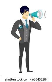 Esposo asiático com um alto-falante fazendo um anúncio. Comprimento total do noivo fazendo um anúncio através de um alto-falante. Ilustração de design plano vetorial isolada sobre fundo branco.