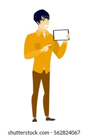 Homem de negócios asiático segurando computador tablet. Comprimento total de homem de negócios apontando para tablet computer. Homem de negócios com computador tablet. Ilustração de design plano vetorial isolada sobre fundo branco.