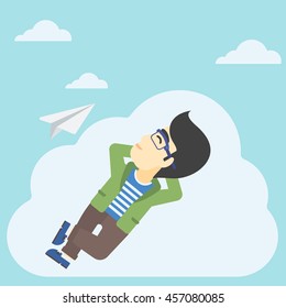 Un empresario asiático tendido en una nube y mirando un avión de papel volador. Empresario relajándose en una nube. Ilustración de diseño plana vectorial. Diseño cuadrado.