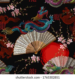 dragones asiáticos, sol naciente, hincha japonés y flores sakura. Patrón ininterrumpido horizontal étnico. Arte oriental. Moda japonesa y china. Plantilla para ropa