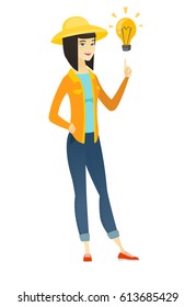 Granjero asiático apuntando a una luz de idea brillante. Largo de un joven granjero con una idea creativa. A los granjeros se les ocurrió una gran idea. Ilustración de diseño plana vectorial aislada en fondo blanco.