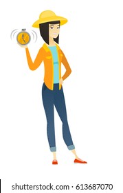 Granjero asiático en sombrero de verano que muestra el despertador sonando. Largo de un joven granjero con reloj despertador. Feliz granjero con reloj despertador. Ilustración de diseño plana vectorial aislada en fondo blanco.