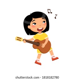 Niña asiática tocando guitarra y cantando canciones ilustraciones vectoriales planas. Joven caricaturista femenina sosteniendo instrumentos musicales y bailando. Hobby infantil talentoso, ocio aislado en el fondo blanco