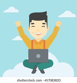 Ein asiatischer glücklicher Mann mit aufgewühlten Händen, der auf einer Wolke mit einem Laptop sitzt. Vektorflache Design-Illustration. Quadratisches Layout.