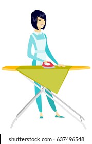 Chicas asiáticas planchando ropa usando plancha en tabla de planchar después de la lavandería. Largo completo de la ropa de planchado de la joven empleada del hotel en la tabla de planchar. Ilustración de diseño plana vectorial aislada en fondo blanco.