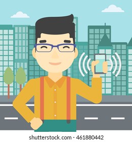 Un hombre asiático sostiene un teléfono móvil sonando sobre un fondo de la ciudad. Hombre respondiendo una llamada. Hombre con teléfono sonando en la mano. Ilustración de diseño plana vectorial. Diseño cuadrado.