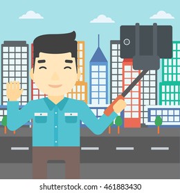 Un hombre asiático se hace selfie con un bastón de selfie. Hombre tomando foto con el celular y saludando con el fondo de la ciudad. Ilustración de diseño plana vectorial. Diseño cuadrado.