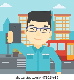 Un hombre asiático haciendo selfie. Hombre tomando foto con el celular. Hombre mirando el smartphone y tomando selfie en un fondo de la ciudad. Ilustración de diseño plana vectorial. Diseño cuadrado.