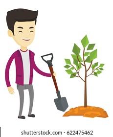 Un hombre asiático planta un árbol pequeño. Hombre parado con una pala cerca de un árbol recién plantado. Jardinería de hombre joven. Concepto de protección del medio ambiente. Ilustración de diseño plana vectorial aislada en fondo blanco.