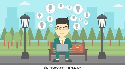 Un hombre asiático sentado en un banco en el parque y usando una laptop con iconos de avatares de la red arriba. Empresario trabajando en una laptop. Concepto de red social. Ilustración de diseño plana vectorial. Diseño horizontal.