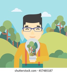Un hombre asiático parado en el fondo de un bosque verde y sosteniendo en las manos una gran bombilla con árboles dentro. Concepto de energía verde. Ilustración de diseño plana vectorial. Diseño cuadrado.