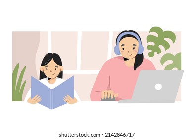 Madres asiáticas independientes trabajando en casa usando laptop, usando audífonos mientras su hija está sentada haciendo deberes, concepto de escolaridad en casa, concepto de trabajo independiente remoto, ilustración de caricatura vectorial