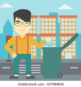 Ein asiatischer junger Mann wirft einen Müll in einem grünen Müll in der Stadt weg. Mann wirft Müll weg. Umweltfreundlicher Mann, der Müll wirft. Vektorflache Design-Illustration. Quadratisches Layout.