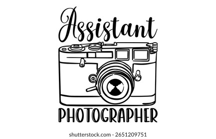 Fotógrafo Assistente - Fotógrafo T-Shirt Design. Frase tipográfica isolada sobre fundo branco. Elemento de design gráfico com estilo escrito à mão.