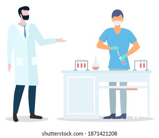 Assistant mit Gesichtsmaske, die wissenschaftliche Forschungen, die Flasche mit Flüssigkeit halten. Wissenschaftler in medizinischer Uniform, die mit Röhrchen, Flaschen, Proben arbeitet. Ärztin im medizinischen Gewand spricht mit Kollegen