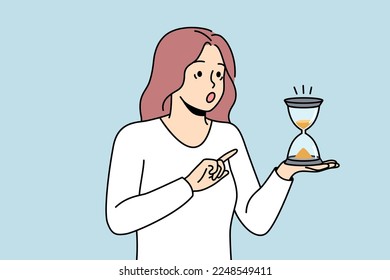 Una mujer sorprendida mira el reloj de arena sorprendida con el paso del tiempo. La chica sorprendida sostiene un reloj de arena en las manos y se siente frustrada con la fecha límite. Ilustración vectorial. 