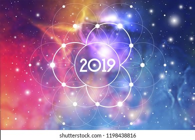 Astrológica Tarjeta de felicitación de Año Nuevo 2019 o cubierta del calendario sobre fondo cósmico dentro del símbolo de círculos de interbloqueo de geometría sagrada de Flor de vida.