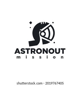 Astronaut helmet - vintage set. Spaceman face in space suit - retro design. Vector illustration.