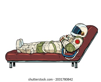 Astronautenpatientin in einer Psychotherapie-Sitzung, der Patient liegt auf dem Sofa