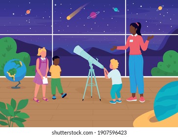 Ilustración vectorial de color plano de clase astronómica. Sumergirse en mapas y guías. Profesor contando información interesante a los niños personajes de dibujos animados 2D con cielo nocturno con estrellas en segundo plano